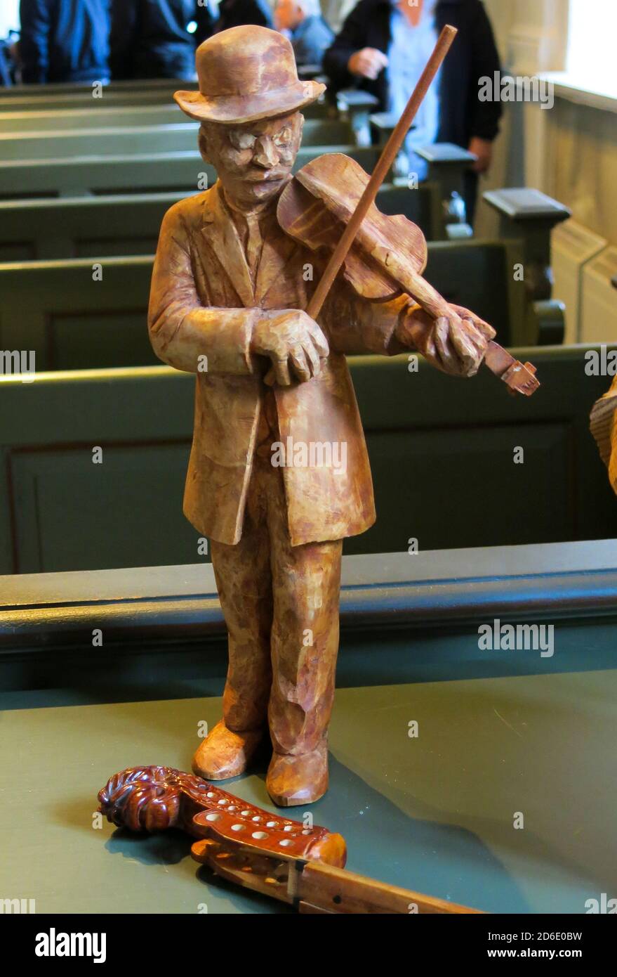 GESCHNITZTE HOLZFIGUREN mit Instrumenten in Kiefer geschnitten Stockfoto