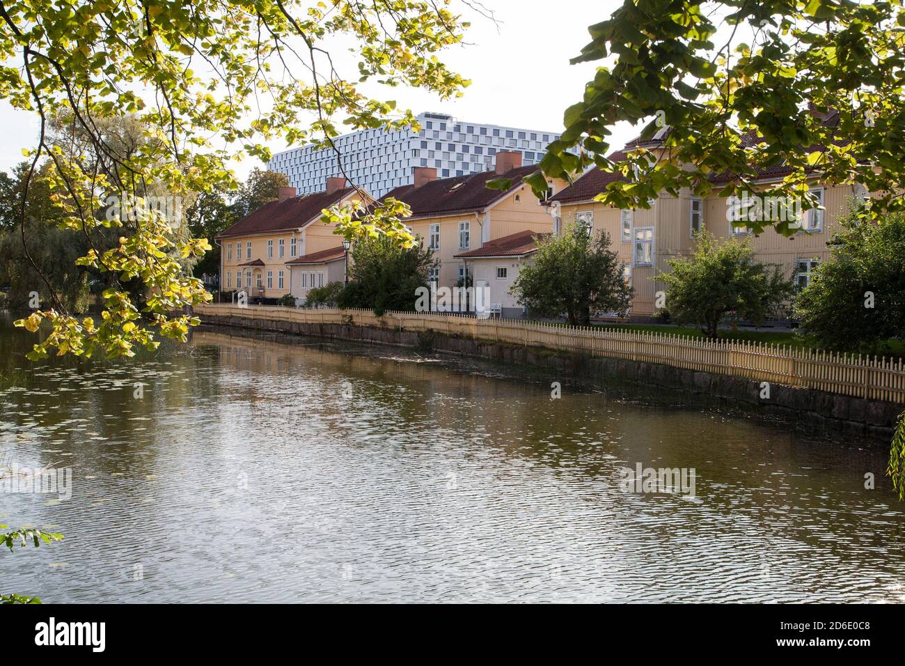 ESKILSTUNA Södermanland alte Mitarbeiter wohnen am Fluss, die neue Universität kann über den Gebäuden zu sehen Stockfoto