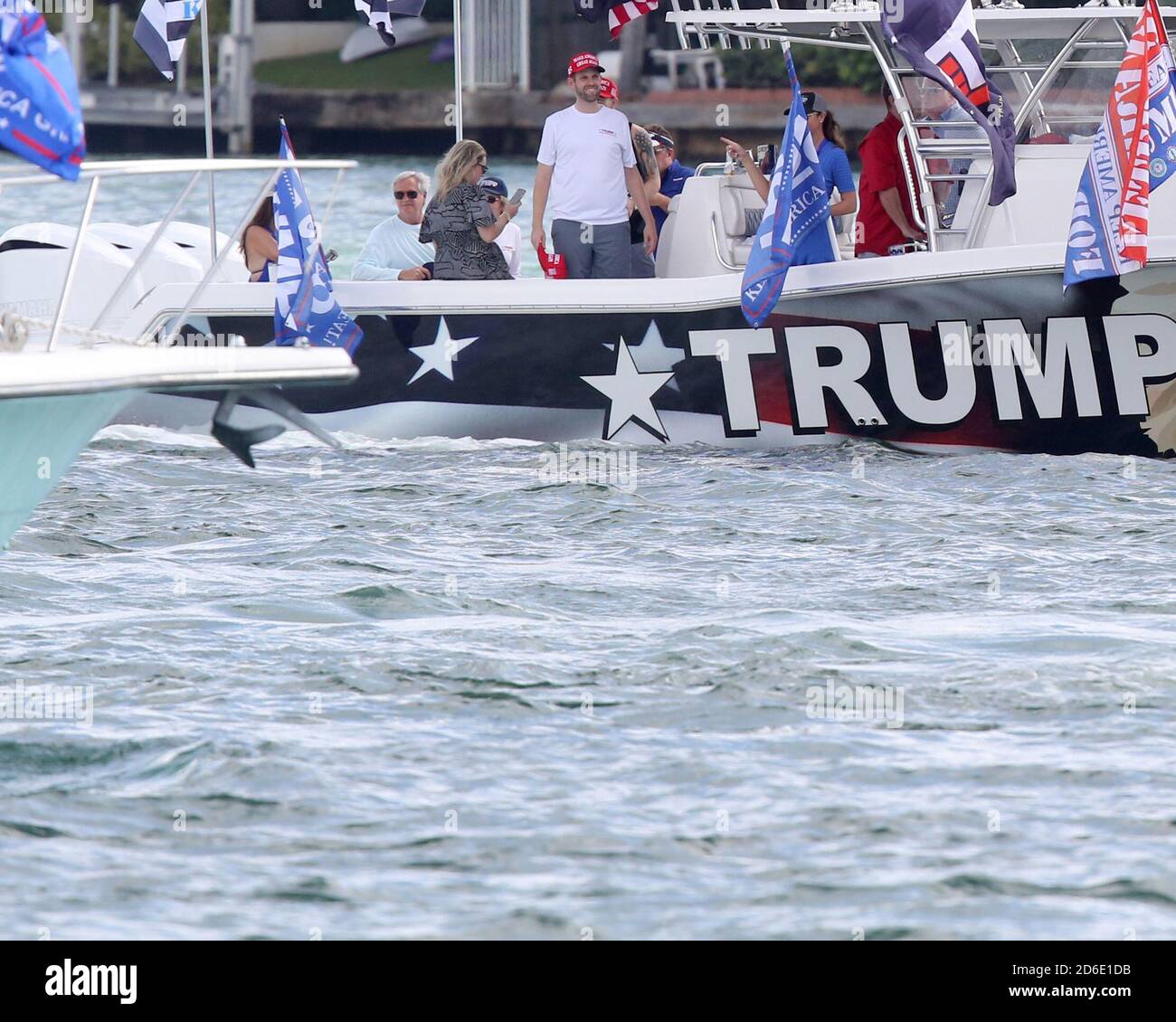 MIAMI, FL - 15. OKTOBER: Hunderte von Booten tauchten für eine massive Show der Unterstützung auch in den strömenden regen als der Präsident Sohn Eric Trump und Frau Lara führen eine pro-Trump Flottille Rallye in Miami, Florida am 15. Oktober, 2020 nur 19 Tage vor der Wahl war die Wahlbeteiligung massiv und im strömenden Regen.Quelle: Hoo-me / MediaPunch Stockfoto