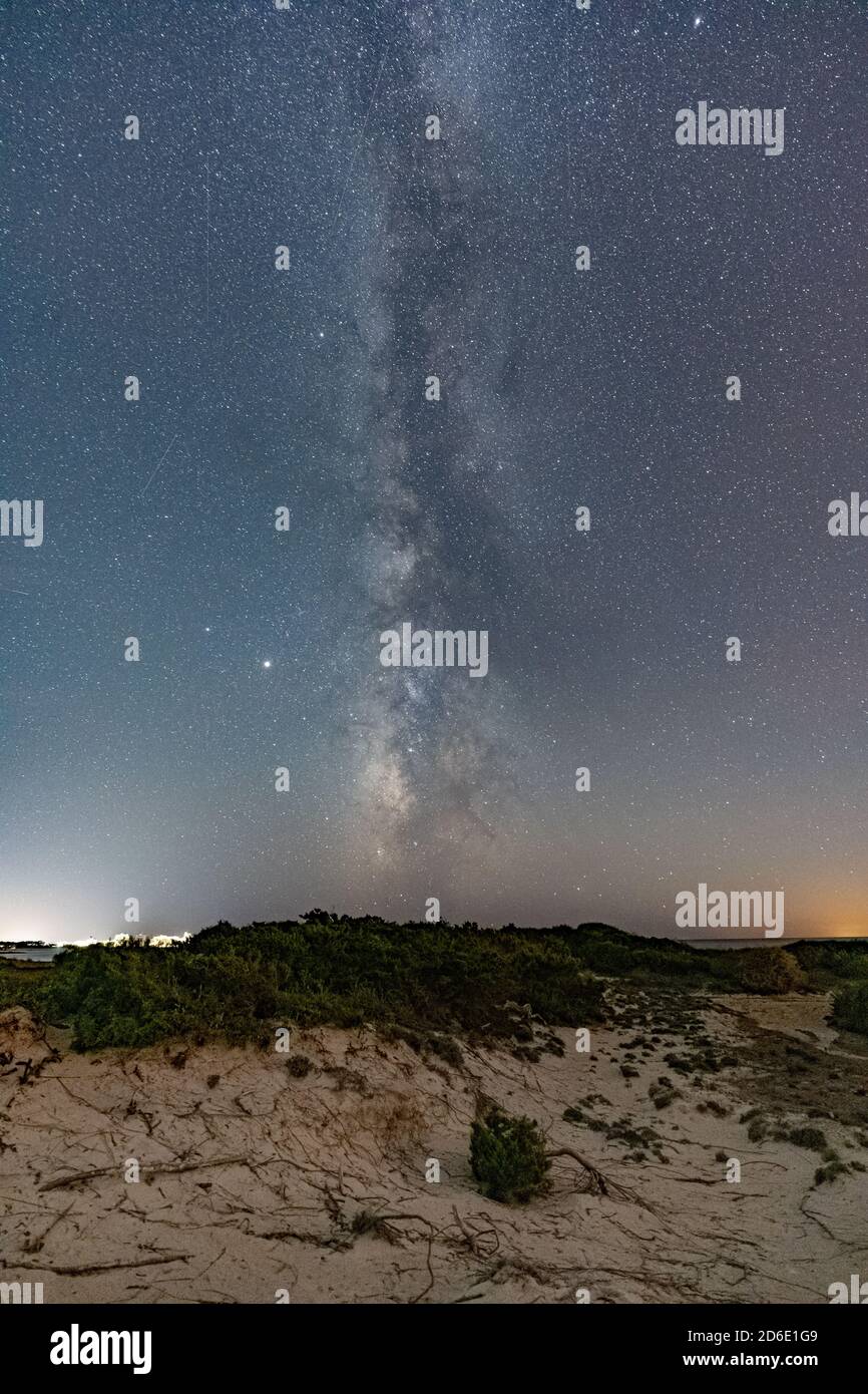 Milchstraße über den unberührten Strand von Es Trenc, im Naturschutzgebiet der Gemeinde ​​the Campos, Mallorca, Spanien Stockfoto