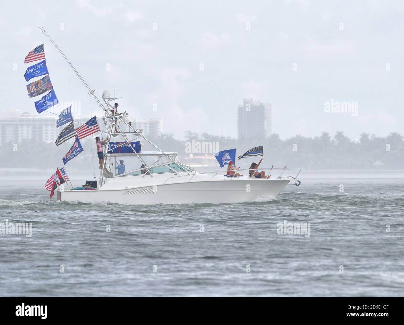 MIAMI, FL - 15. OKTOBER: Hunderte von Booten tauchten für eine massive Show der Unterstützung auch in den strömenden regen als der Präsident Sohn Eric Trump und Frau Lara führen eine pro-Trump Flottille Rallye in Miami, Florida am 15. Oktober, 2020 nur 19 Tage vor der Wahl war die Wahlbeteiligung massiv und im strömenden Regen.Quelle: Hoo-me / MediaPunch Stockfoto