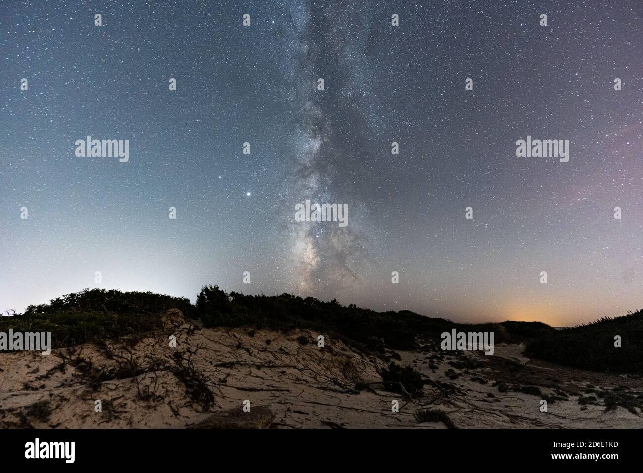 Milchstraße über den unberührten Strand von Es Trenc, im Naturschutzgebiet der Gemeinde ​​the Campos, Mallorca, Spanien Stockfoto