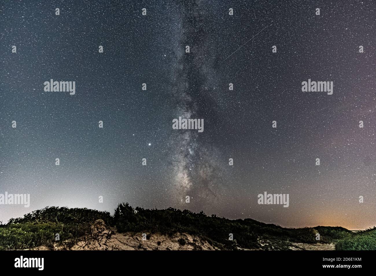 Milchstraße über den unberührten Strand von Es Trenc, im Naturschutzgebiet der Gemeinde ​​the Campos, Mallorca, Spanien Stockfoto