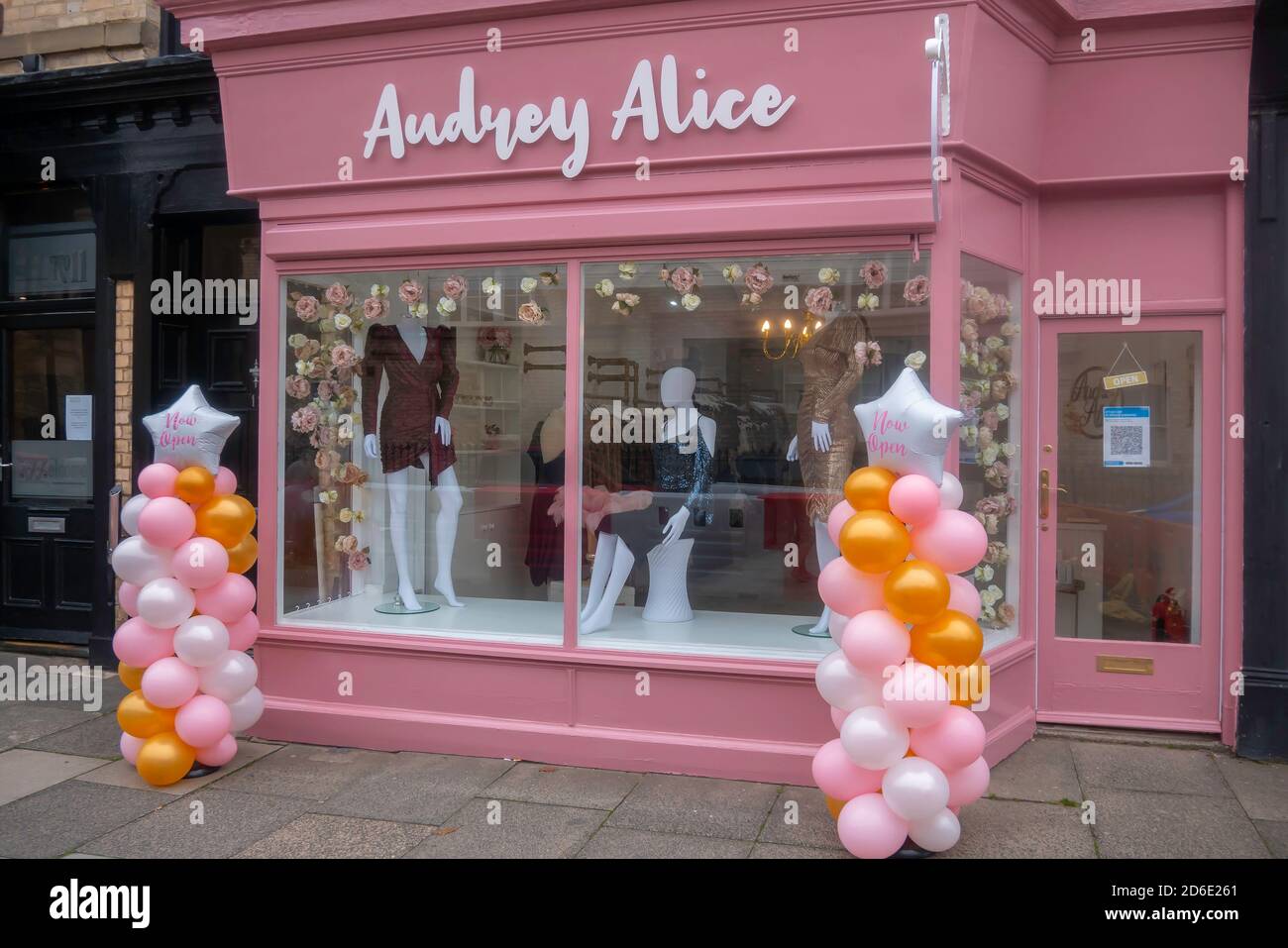Audrey Alice, ein neues Geschäft für Damenmode in Saltburn by the Sea mit großen Luftballons, die zeigen, dass es jetzt geöffnet ist Stockfoto