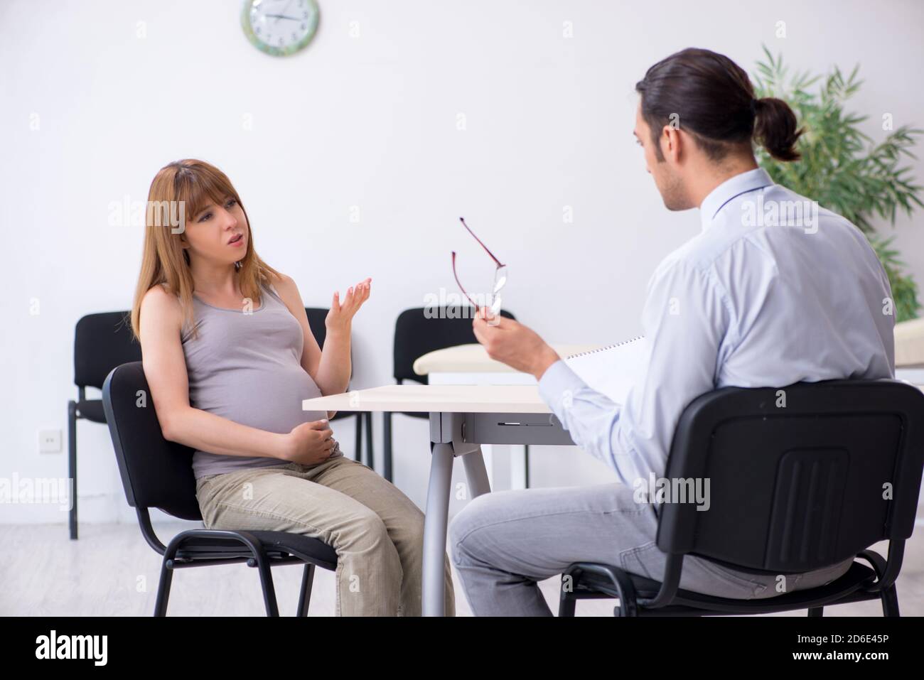 Schwangere Frau besuchen Psychologe Arzt Stockfoto