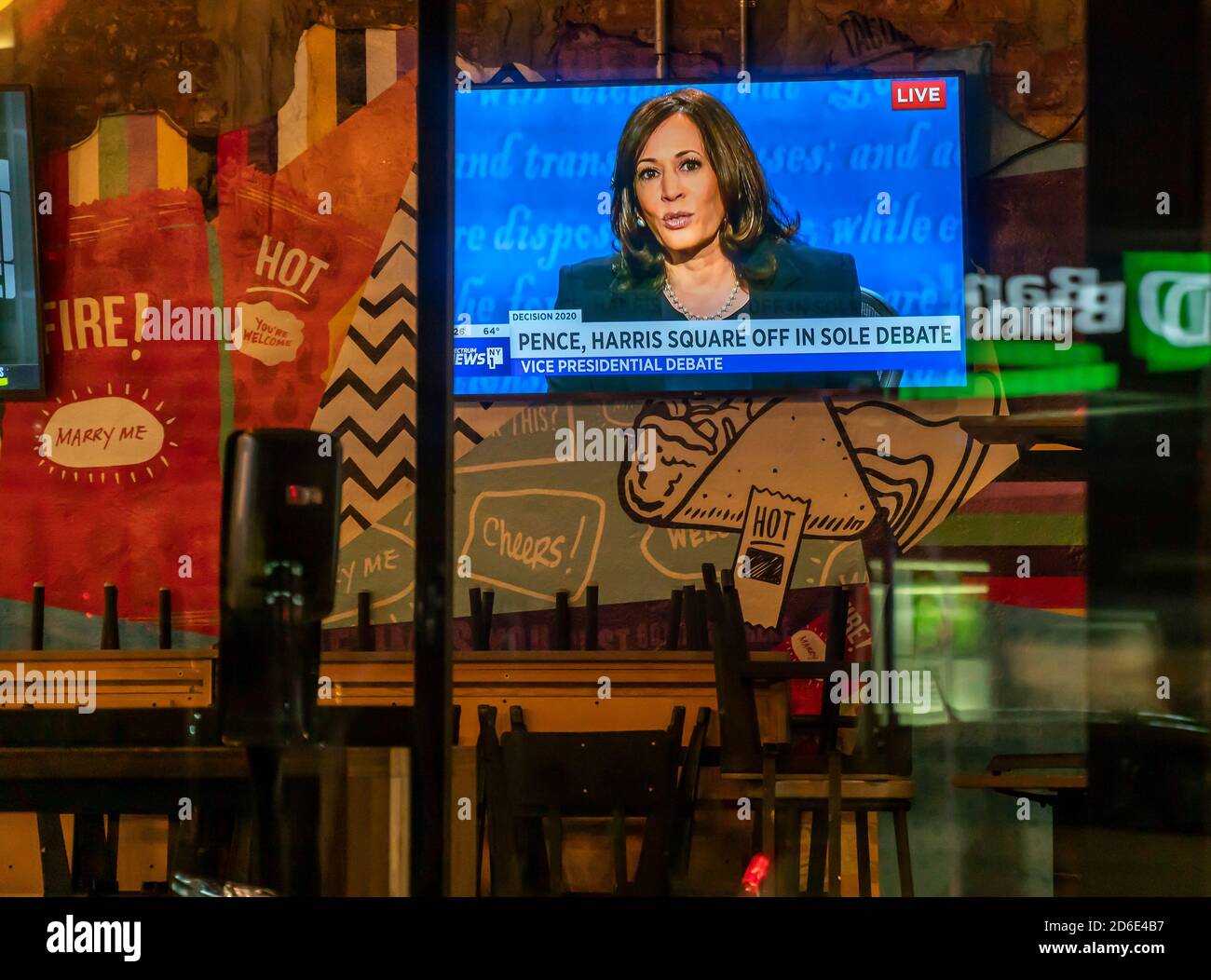 Ein Fernseher in einem Taco Bell Cantina Restaurant in Chelsea in New York am Mittwoch, 7. Oktober 2020 zeigt die Live-Vize-Präsidentschafts-Debatte zwischen Vize-Präs. Mike Pence und Senator und Demokratischen VP-Nominee Kamala Harris. (© Richard B. Levine) Stockfoto