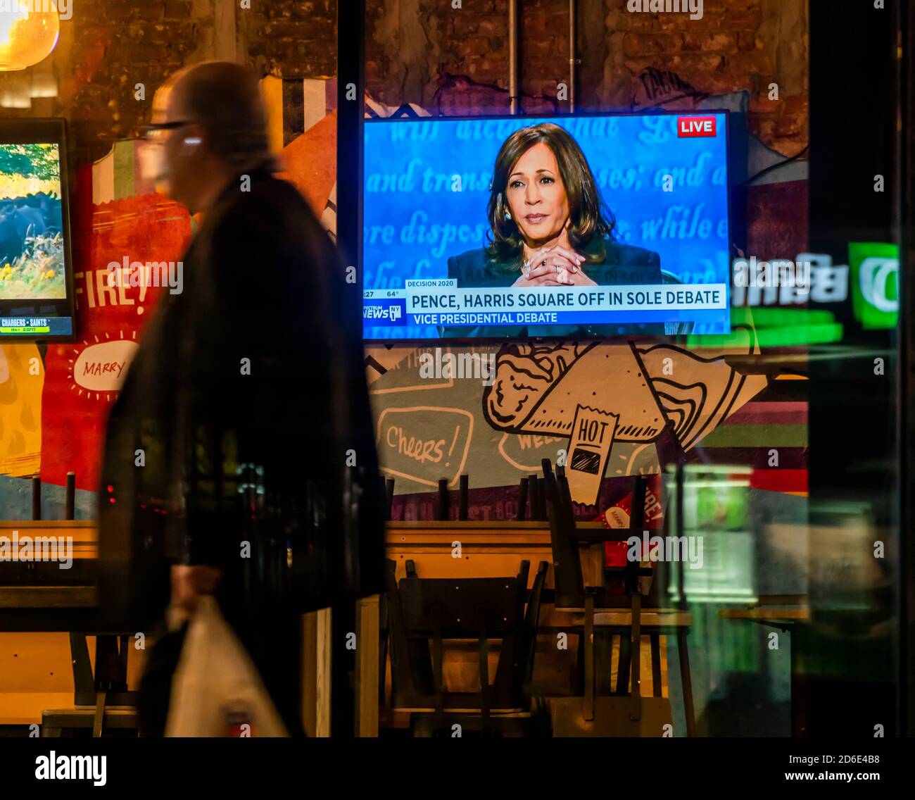 Ein Fernseher in einem Taco Bell Cantina Restaurant in Chelsea in New York am Mittwoch, 7. Oktober 2020 zeigt die Live-Vize-Präsidentschafts-Debatte zwischen Vize-Präs. Mike Pence und Senator und Demokratischen VP-Nominee Kamala Harris. (© Richard B. Levine) Stockfoto