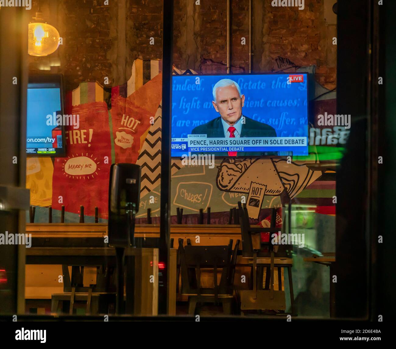 Ein Fernseher in einem Taco Bell Cantina Restaurant in Chelsea in New York am Mittwoch, 7. Oktober 2020 zeigt die Live-Vize-Präsidentschafts-Debatte zwischen Vize-Präs. Mike Pence und Senator und Demokratischen VP-Nominee Kamala Harris. (© Richard B. Levine) Stockfoto