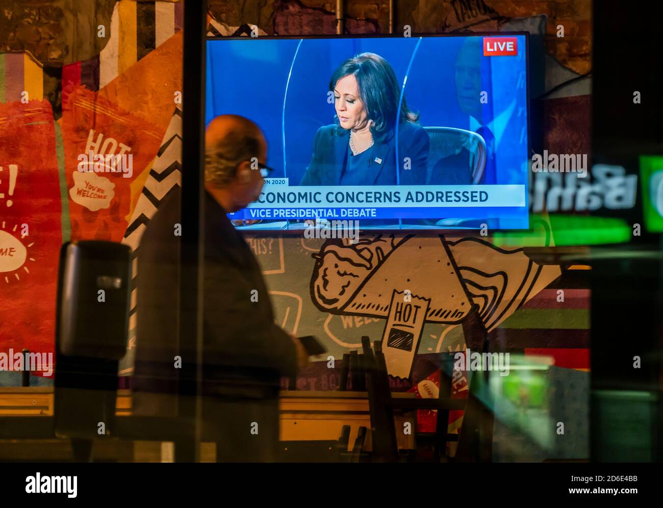 Ein Fernseher in einem Taco Bell Cantina Restaurant in Chelsea in New York am Mittwoch, 7. Oktober 2020 zeigt die Live-Vize-Präsidentschafts-Debatte zwischen Vize-Präs. Mike Pence und Senator und Demokratischen VP-Nominee Kamala Harris. (© Richard B. Levine) Stockfoto