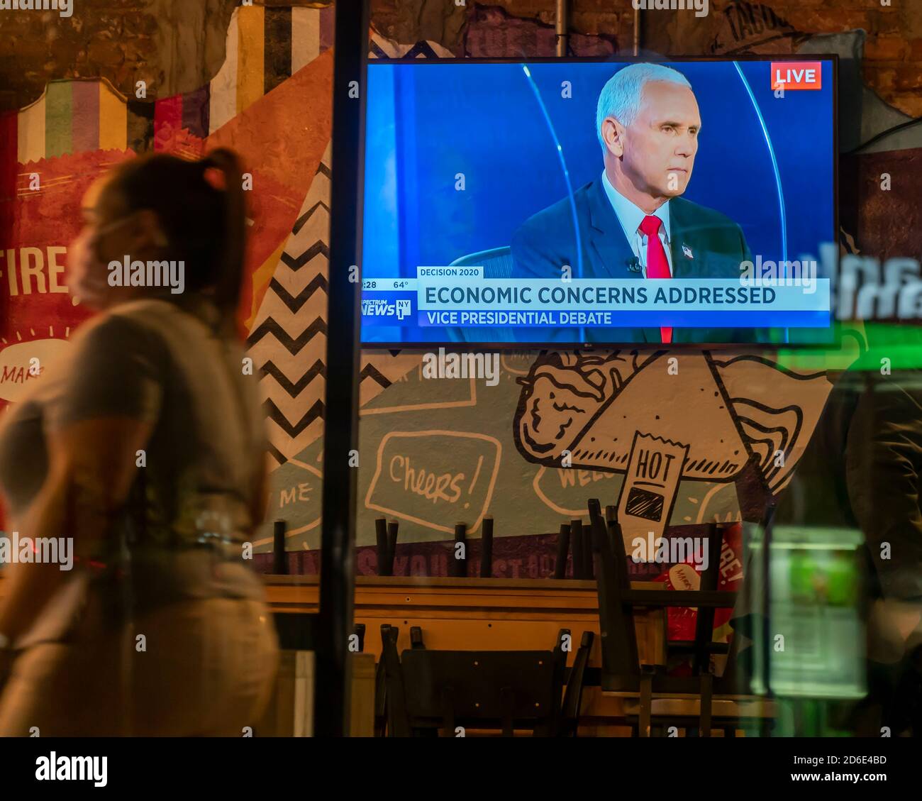 Ein Fernseher in einem Taco Bell Cantina Restaurant in Chelsea in New York am Mittwoch, 7. Oktober 2020 zeigt die Live-Vize-Präsidentschafts-Debatte zwischen Vize-Präs. Mike Pence und Senator und Demokratischen VP-Nominee Kamala Harris. (© Richard B. Levine) Stockfoto