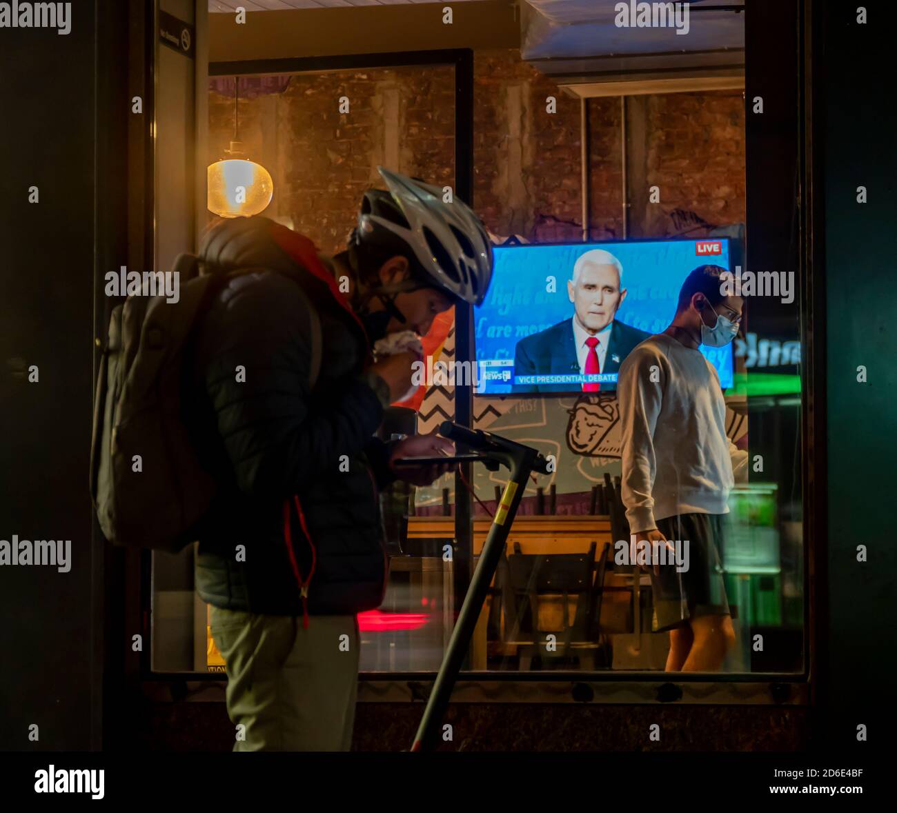 Ein Fernseher in einem Taco Bell Cantina Restaurant in Chelsea in New York am Mittwoch, 7. Oktober 2020 zeigt die Live-Vize-Präsidentschafts-Debatte zwischen Vize-Präs. Mike Pence und Senator und Demokratischen VP-Nominee Kamala Harris. (© Richard B. Levine) Stockfoto