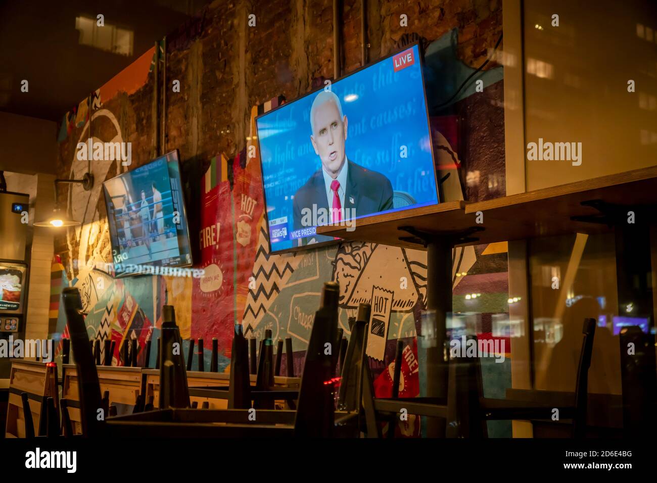 Ein Fernseher in einem Taco Bell Cantina Restaurant in Chelsea in New York am Mittwoch, 7. Oktober 2020 zeigt die Live-Vize-Präsidentschafts-Debatte zwischen Vize-Präs. Mike Pence und Senator und Demokratischen VP-Nominee Kamala Harris. (© Richard B. Levine) Stockfoto