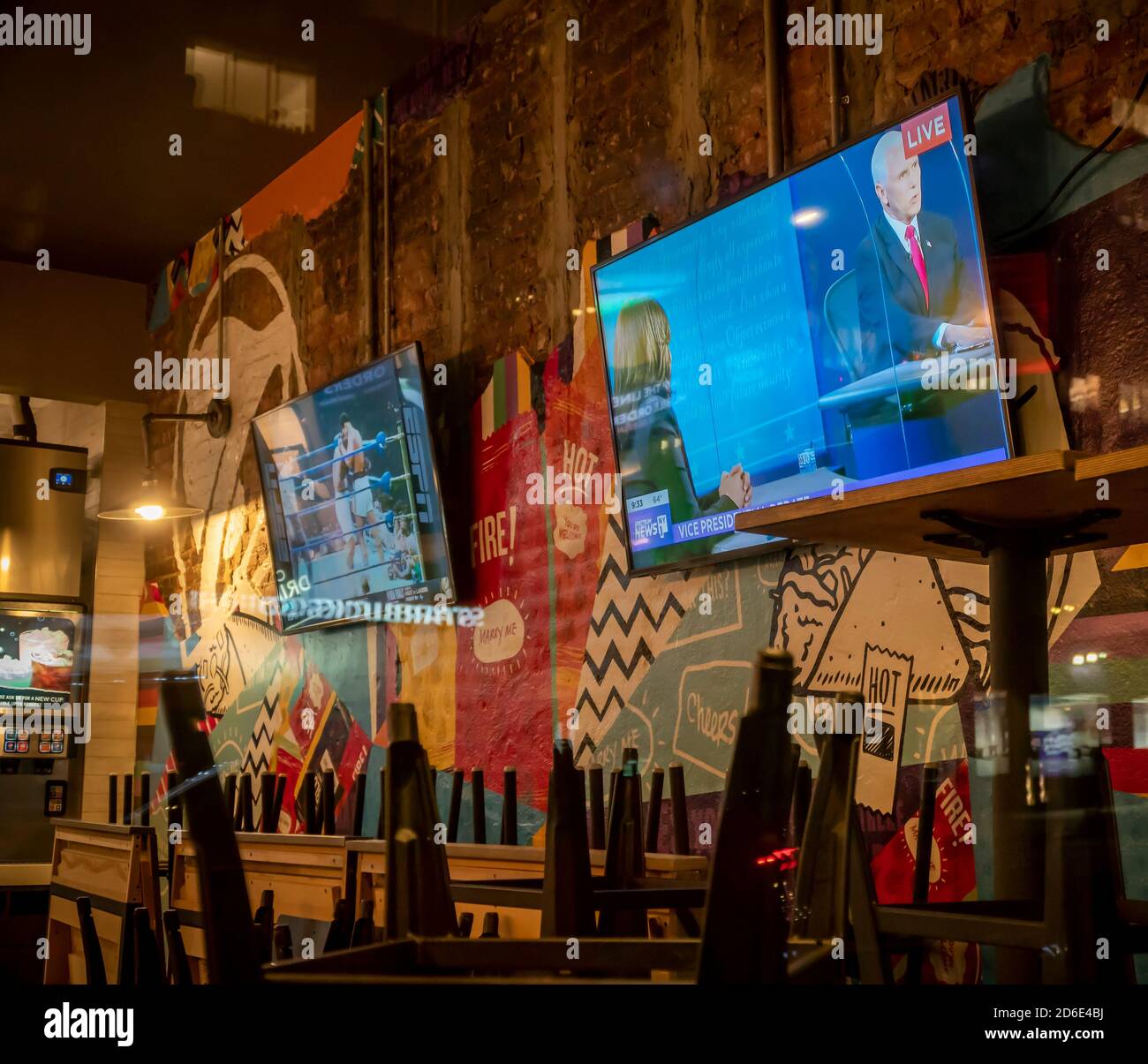 Ein Fernseher in einem Taco Bell Cantina Restaurant in Chelsea in New York am Mittwoch, 7. Oktober 2020 zeigt die Live-Vize-Präsidentschafts-Debatte zwischen Vize-Präs. Mike Pence und Senator und Demokratischen VP-Nominee Kamala Harris. (© Richard B. Levine) Stockfoto