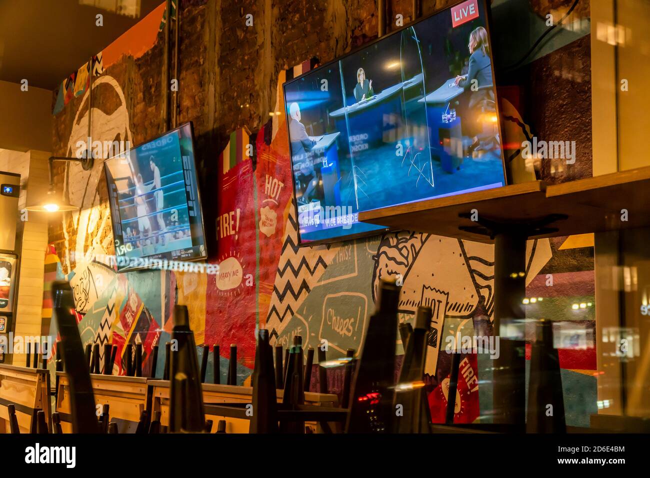 Ein Fernseher in einem Taco Bell Cantina Restaurant in Chelsea in New York am Mittwoch, 7. Oktober 2020 zeigt die Live-Vize-Präsidentschafts-Debatte zwischen Vize-Präs. Mike Pence und Senator und Demokratischen VP-Nominee Kamala Harris. (© Richard B. Levine) Stockfoto