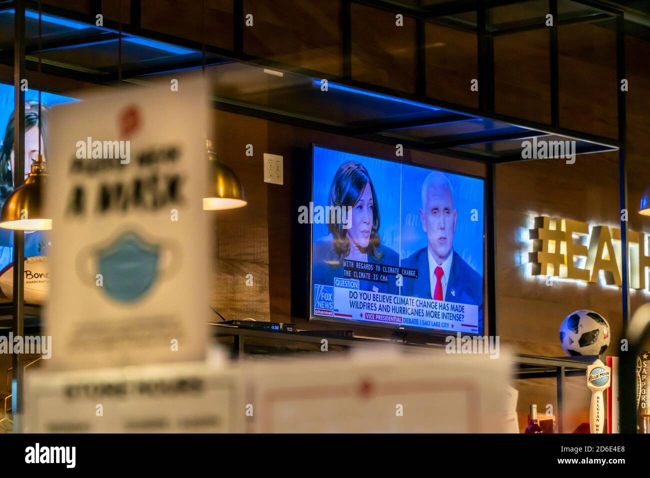 Ein Fernseher in einem Restaurant in Chelsea in New York am Mittwoch, den 7. Oktober 2020 zeigt die Live-Debatte zwischen Vizepräsident Mike Pence und Senator und demokratischer VP-Nominee Kamala Harris. (© Richard B. Levine) Stockfoto