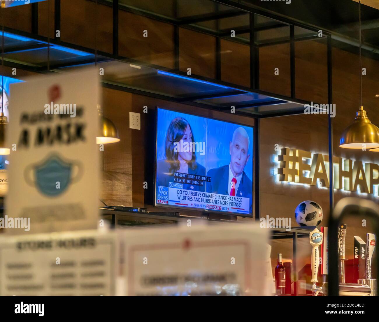 Ein Fernseher in einem Restaurant in Chelsea in New York am Mittwoch, den 7. Oktober 2020 zeigt die Live-Debatte zwischen Vizepräsident Mike Pence und Senator und demokratischer VP-Nominee Kamala Harris. (© Richard B. Levine) Stockfoto