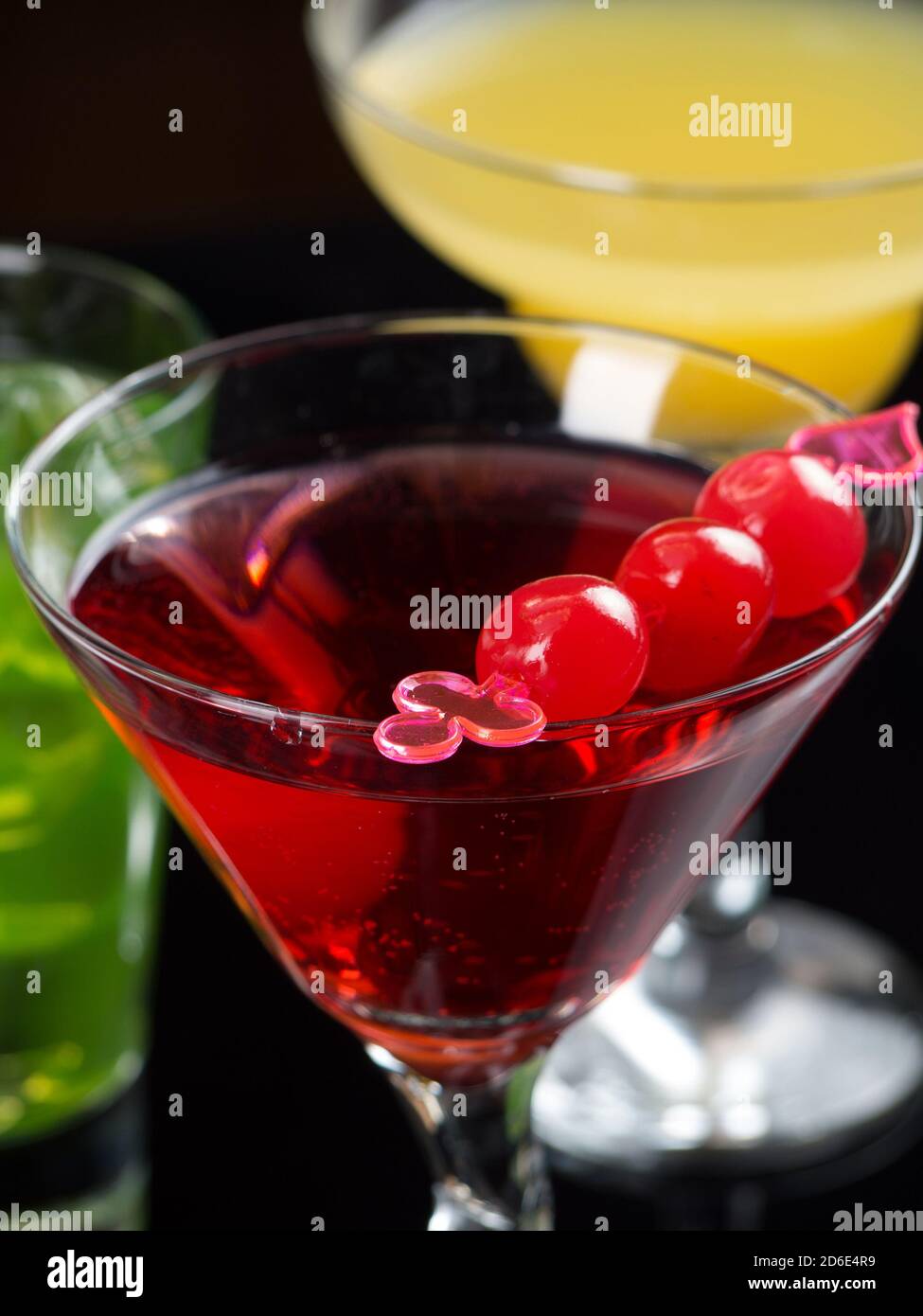 Rote, gelbe und grüne Cocktails auf schwarzem Hintergrund Stockfoto