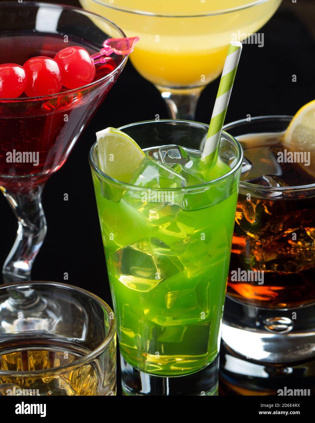 Rote, gelbe und grüne Cocktails auf schwarzem Hintergrund Stockfoto