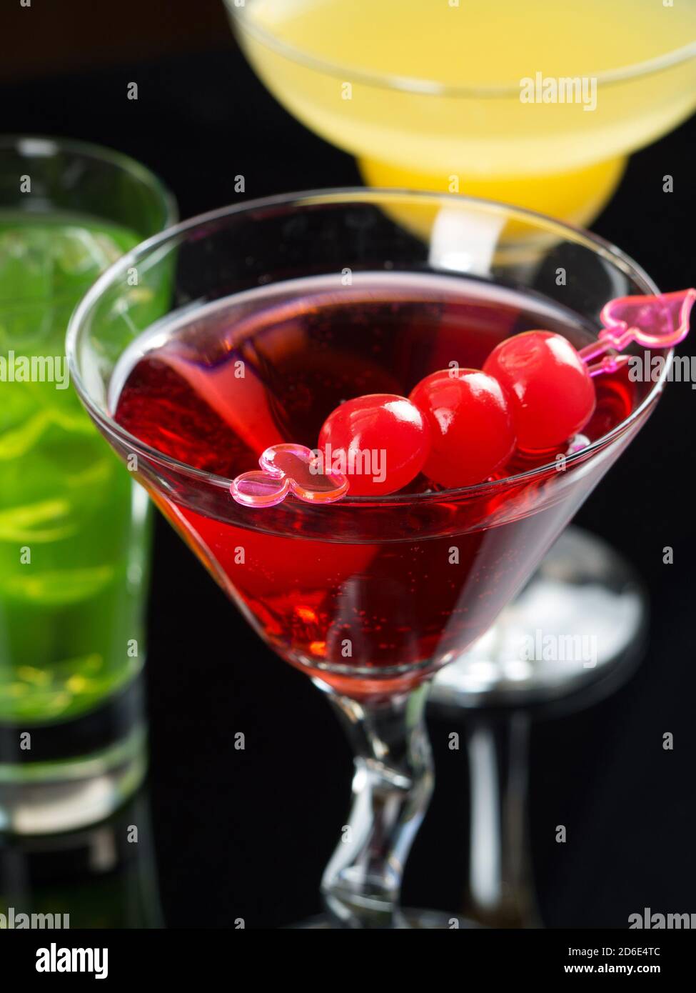 Rote, gelbe und grüne Cocktails auf schwarzem Hintergrund Stockfoto