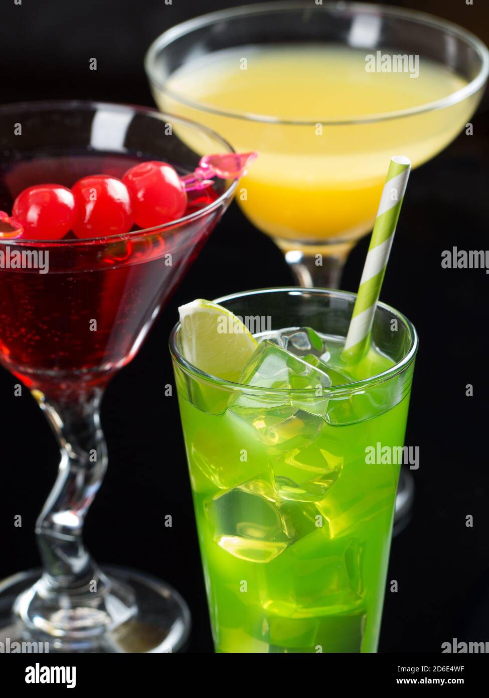 Rote, gelbe und grüne Cocktails auf schwarzem Hintergrund Stockfoto
