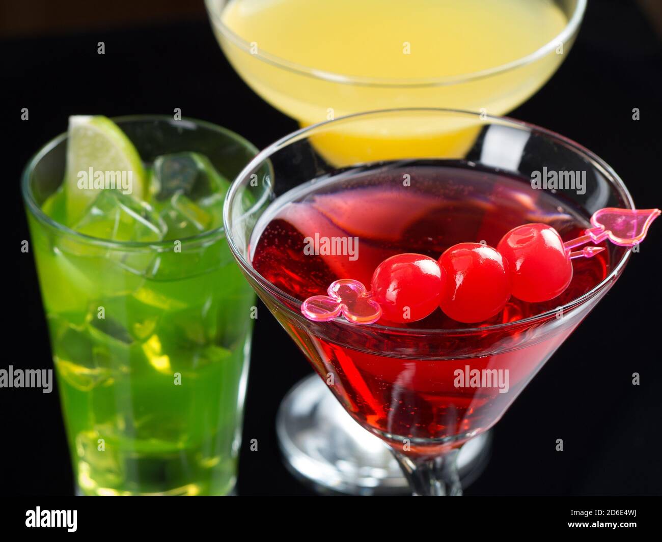 Rote, gelbe und grüne Cocktails auf schwarzem Hintergrund Stockfoto