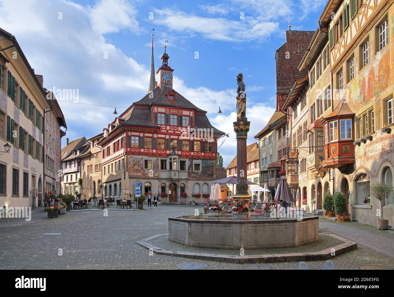 Rathausplatz mit Rathaus, bemalten Hausfassaden und Brunnen in der Altstadt, Stein am Rhein, Rheintal, Kanton Schaffhausen, Schweiz Stockfoto