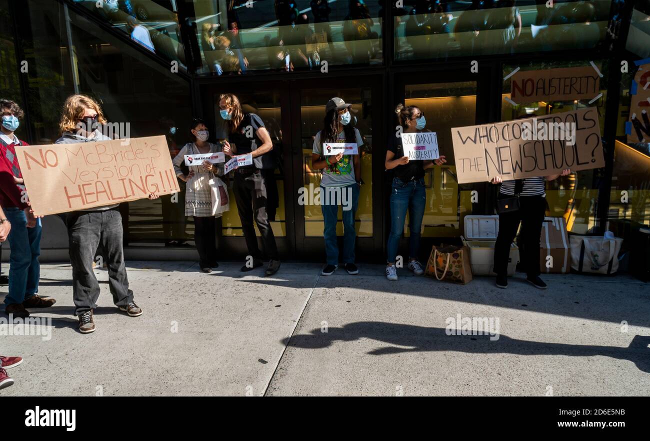 Studenten, Dozenten und Unterstützer der New School for Social Research protestieren am Donnerstag, 15. Oktober 2020, vor der Schule im Greenwich Village in New York. Die Demonstation war gegen die Entlassungen 120 und die möglichen zusätzlichen Sparmaßnahmen, die befürchtet werden, dass sie eingeführt werden. (© Richard B. Levine) Stockfoto