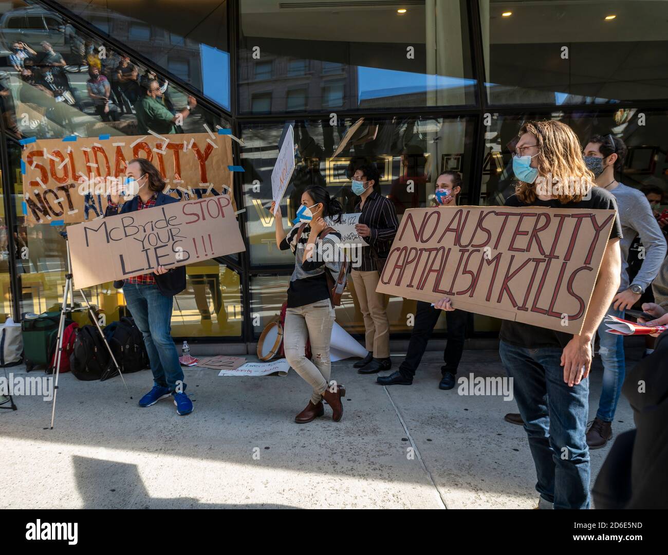 Studenten, Dozenten und Unterstützer der New School for Social Research protestieren am Donnerstag, 15. Oktober 2020, vor der Schule im Greenwich Village in New York. Die Demonstation war gegen die Entlassungen 120 und die möglichen zusätzlichen Sparmaßnahmen, die befürchtet werden, dass sie eingeführt werden. (© Richard B. Levine) Stockfoto