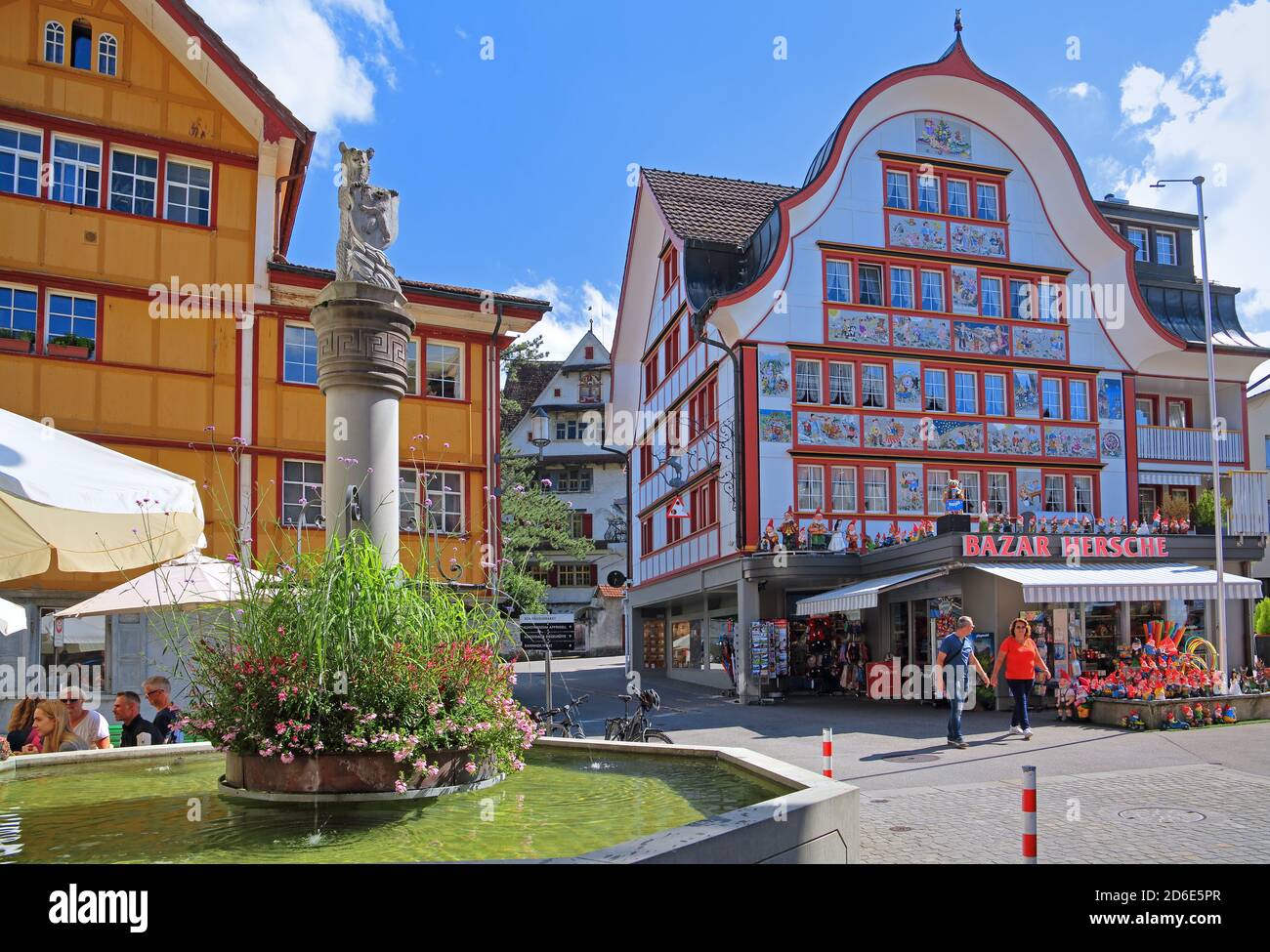 Brunnen mit typischen bemalten Häusern im Dorfzentrum, Appenzell, Appenzeller Land, Kanton Appenzell-Innerrhoden, Schweiz Stockfoto