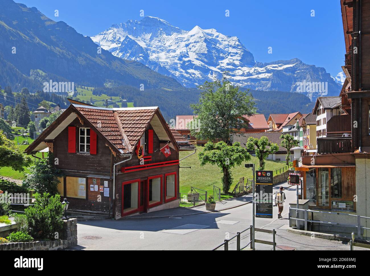 Dorfstrasse im Zentrum mit dem Jungfraumassiv (4158m), Wengen, Jungfrau Region, Berner Oberland, Kanton Bern, UNESCO Weltkulturerbe, Schweiz Stockfoto