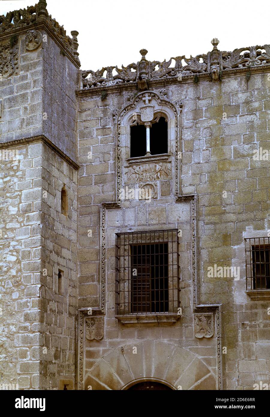 EXTERIOR-DET FACHADA PLATERESCA-PRINCIPIOS S XVI - FOTO AÑOS 60. ORT: PALACIO DE LOS GOLFINES. CACERES. SPANIEN. Stockfoto