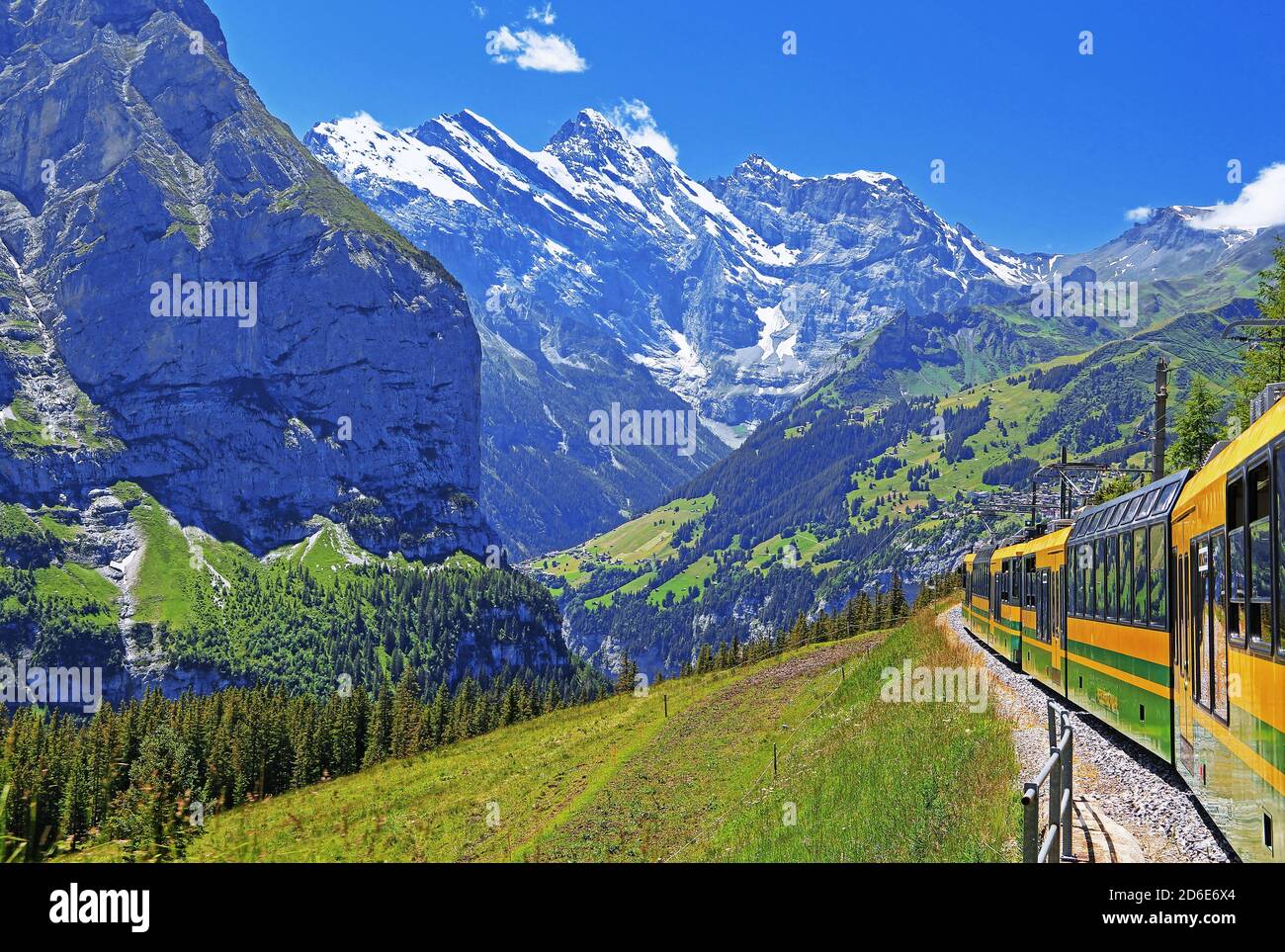 Wengernalp-Bahn mit Blick auf Lauterbrunnental und Tschingelhorn (3562m), Wengen, Jungfrau Region, Berner Oberland, Kanton Bern, UNESCO Weltkulturerbe, Schweiz Stockfoto
