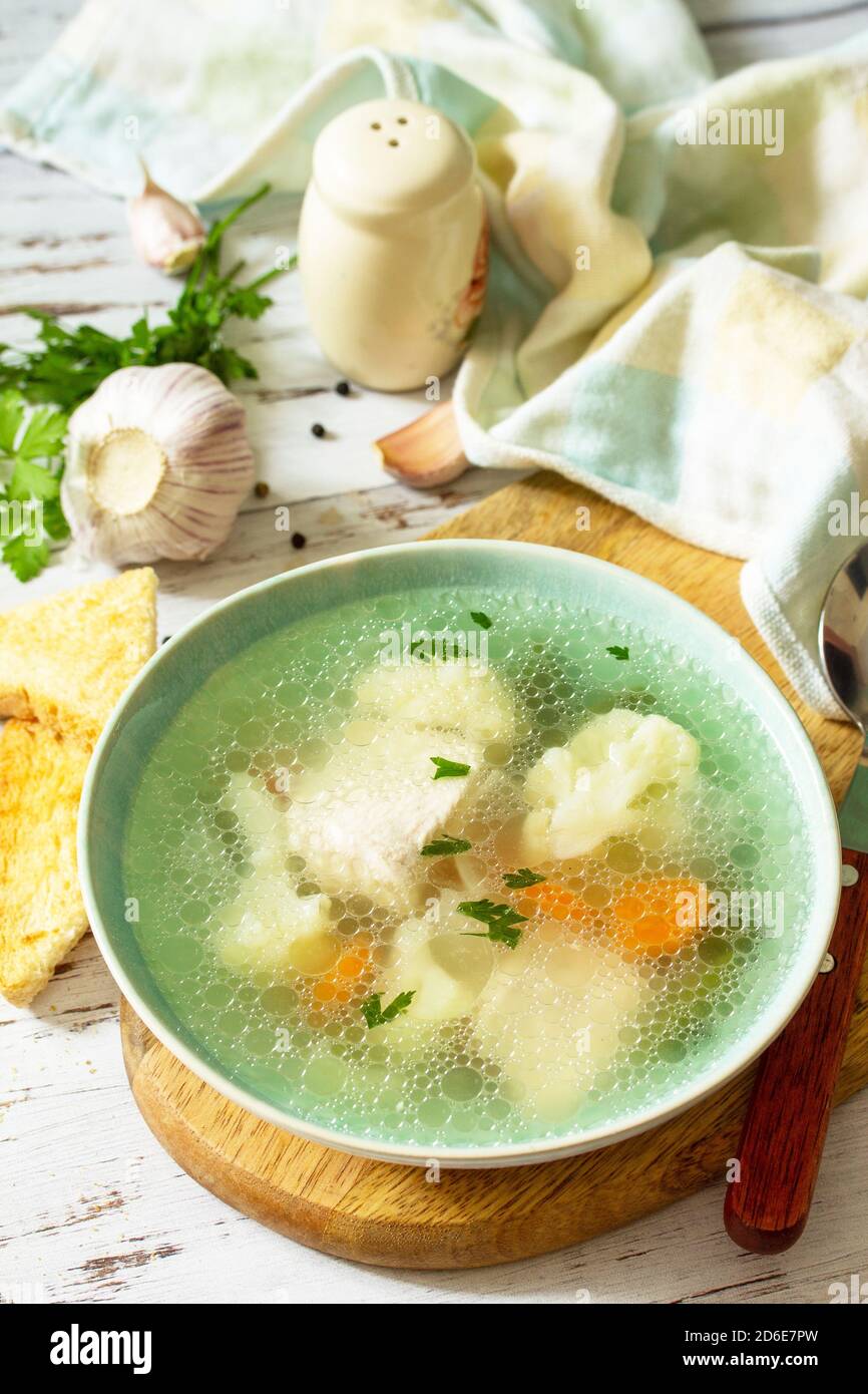Gesunde Ernährung Konzept. Diät putensuppe mit Gemüse serviert Croutons auf einem weißen Holztisch. Stockfoto