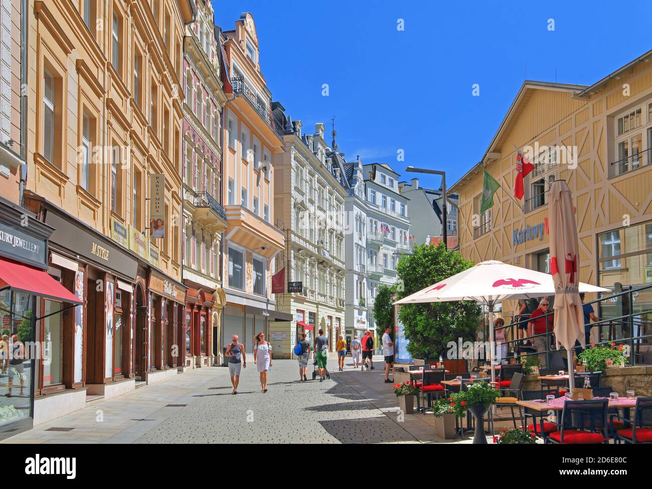 Lazenskastrasse im Kurbereich mit Jugendstilhäusern und Straßencafé, Karlsbad, Kurdreieck, Böhmen, Tschechien Stockfoto