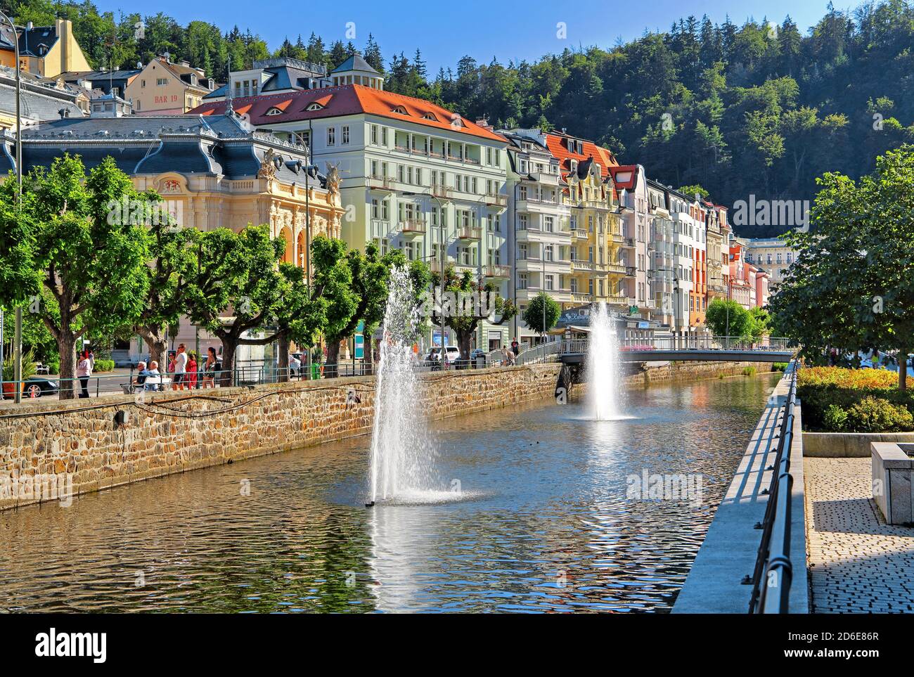 Hotels im Kurbereich an der Tepla mit Brunnen, Karlsbad, Kurdreieck, Böhmen, Tschechien Stockfoto