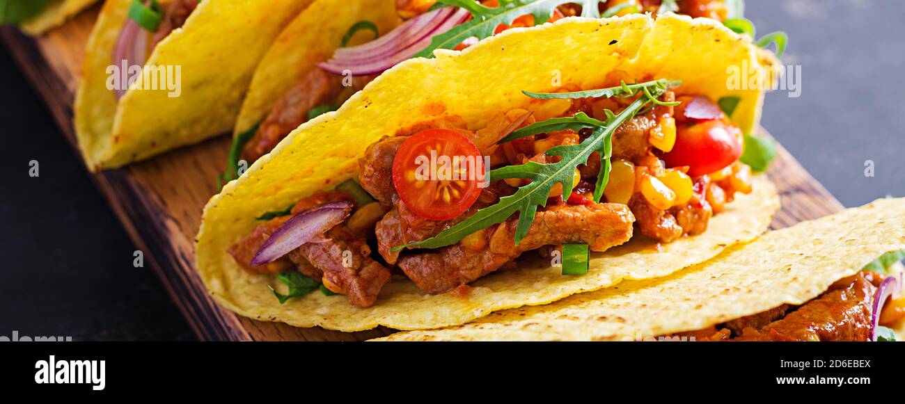 Taco. Mexikanische Tacos mit Rindfleisch, Mais und Salsa. Mexikanische Küche. Banner Stockfoto