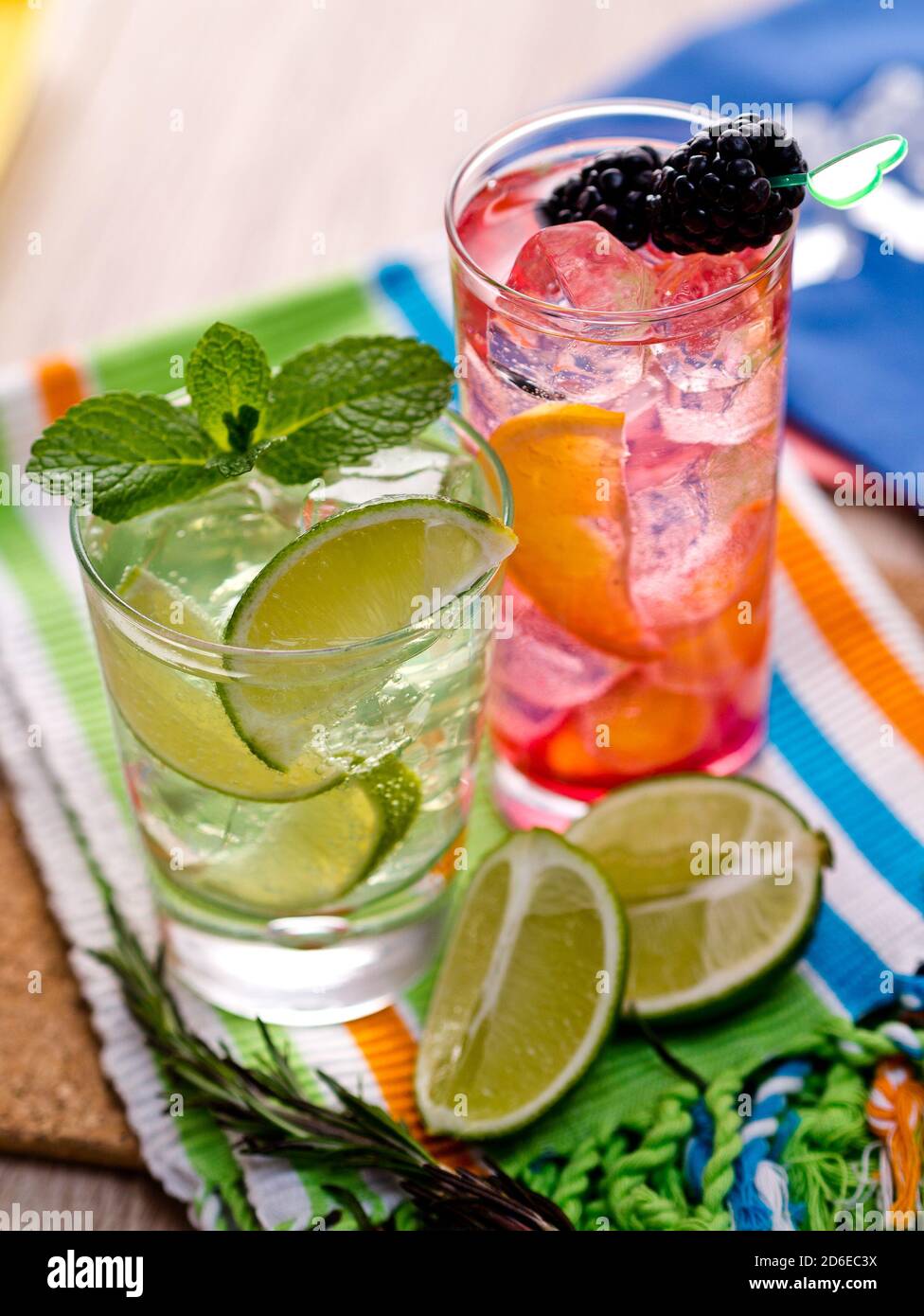 Zwei erfrischende Sommercocktails mit Limette, Minze, Cranberry auf einem Tisch Stockfoto