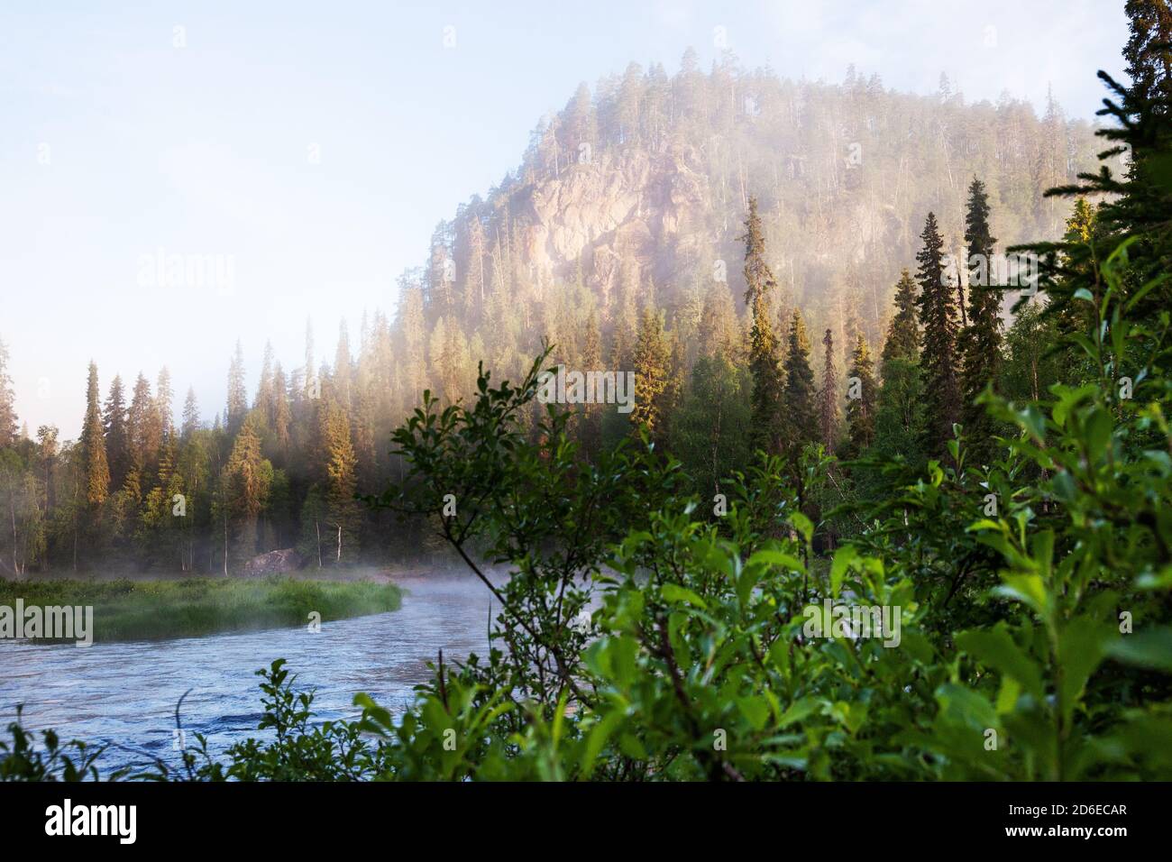 Ein Morgen am Fluss Kitka neben Päähkänäkallio im Oulanka Nationalpark, Nordfinnland. Stockfoto