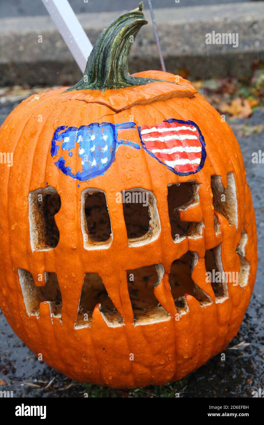 Jenkintown, PA - OKTOBER 16 : preisgekrönte Schauspielerin Debra Messing abgebildet Teilnahme Stimmzettel für Biden Veranstaltung in Montgomery County, Pa. Oktober 16, 2020 Credit : Star Shooter/MediaPunch Stockfoto