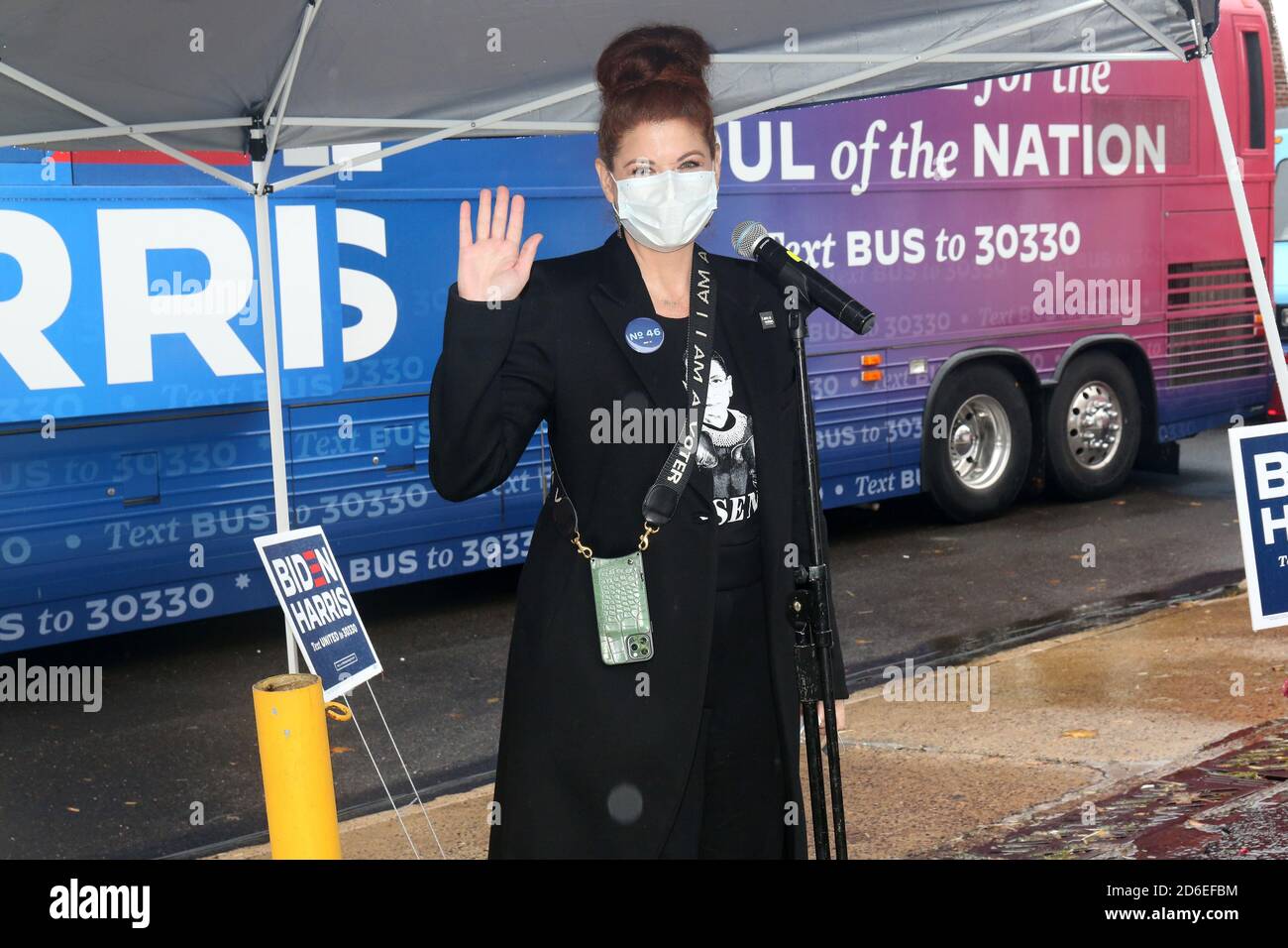 Jenkintown, PA - OKTOBER 16 : preisgekrönte Schauspielerin Debra Messing abgebildet Teilnahme Stimmzettel für Biden Veranstaltung in Montgomery County, Pa. Oktober 16, 2020 Credit : Star Shooter/MediaPunch Stockfoto