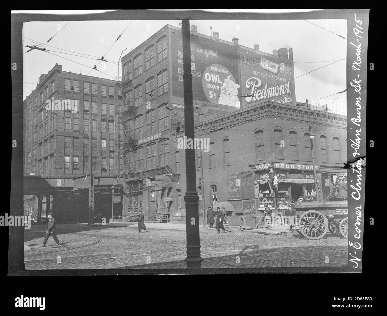 Blick auf die nordwestliche Ecke der Clinton Street und Van Buren Street, Chicago, Illinois, März 1915. Stockfoto