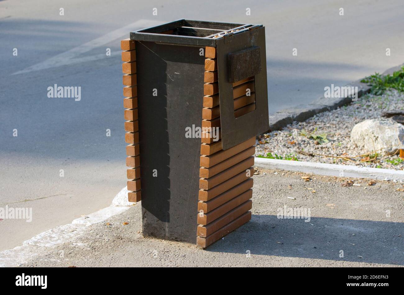 Metallabfallbehälter mit Holzelementen. Stockfoto