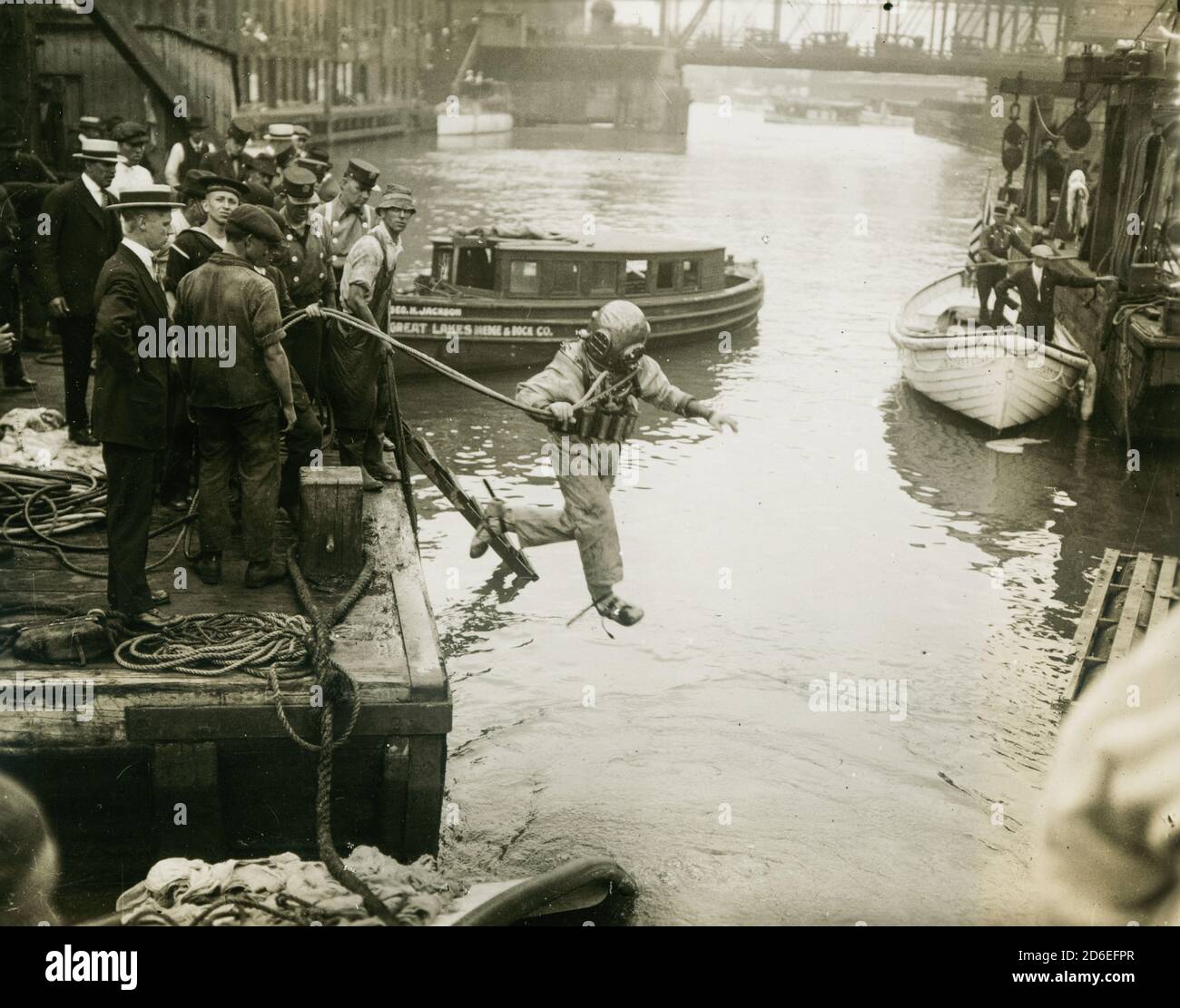 Taucher mit Tauchglocke springt ins Wasser außerhalb Eastland Crash Site, Chicago, Illinois, 24. Juli 1915. Stockfoto