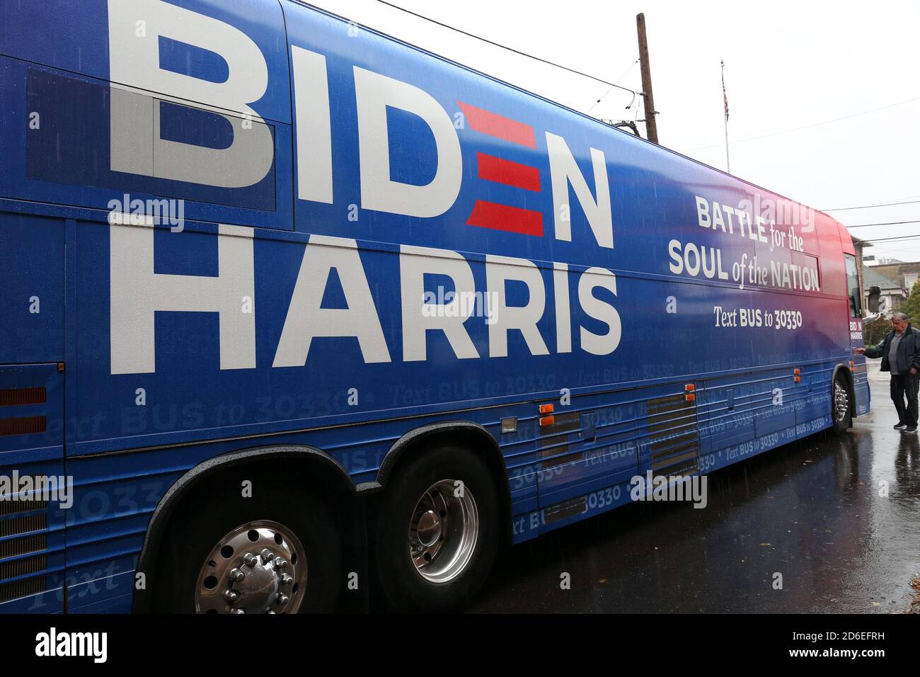 Jenkintown, PA - OKTOBER 16 : preisgekrönte Schauspielerin Debra Messing abgebildet Teilnahme Stimmzettel für Biden Veranstaltung in Montgomery County, Pa. Oktober 16, 2020 Credit : Star Shooter/MediaPunch Stockfoto