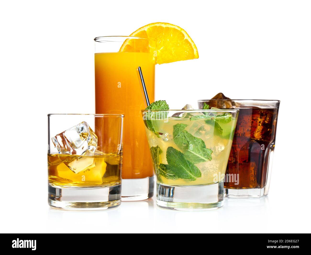 Verschiedene Cocktails auf weißem Hintergrund Stockfoto