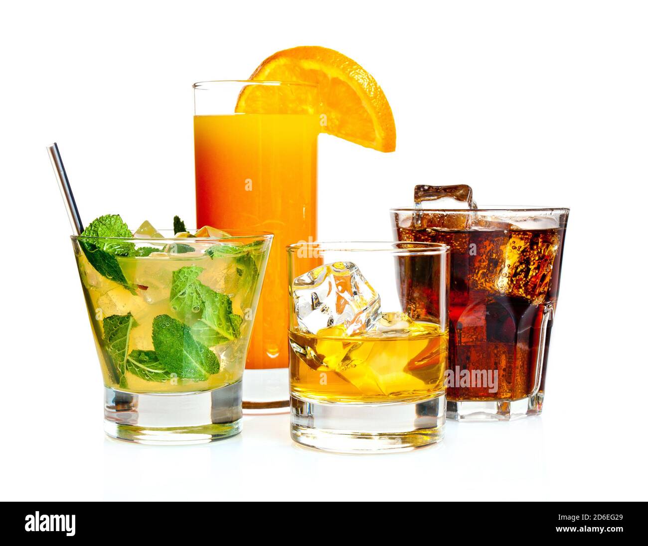 Verschiedene Cocktails auf weißem Hintergrund Stockfoto