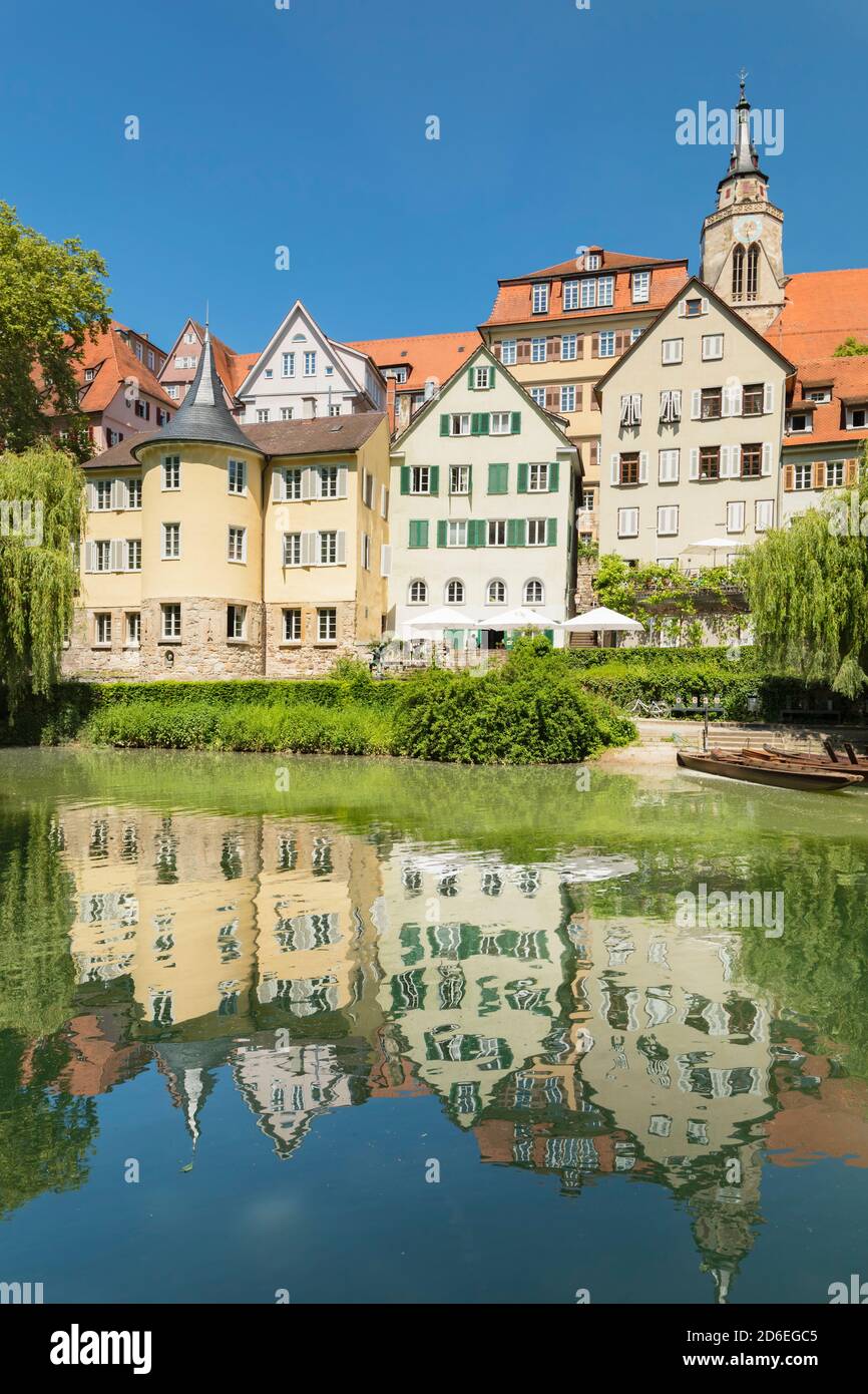 Tübingen Altstadt mit Hölderlin Turm und Stiftskirche spiegelt sich im Neckar, Tübingen, Baden-Württemberg, Deutschland Stockfoto