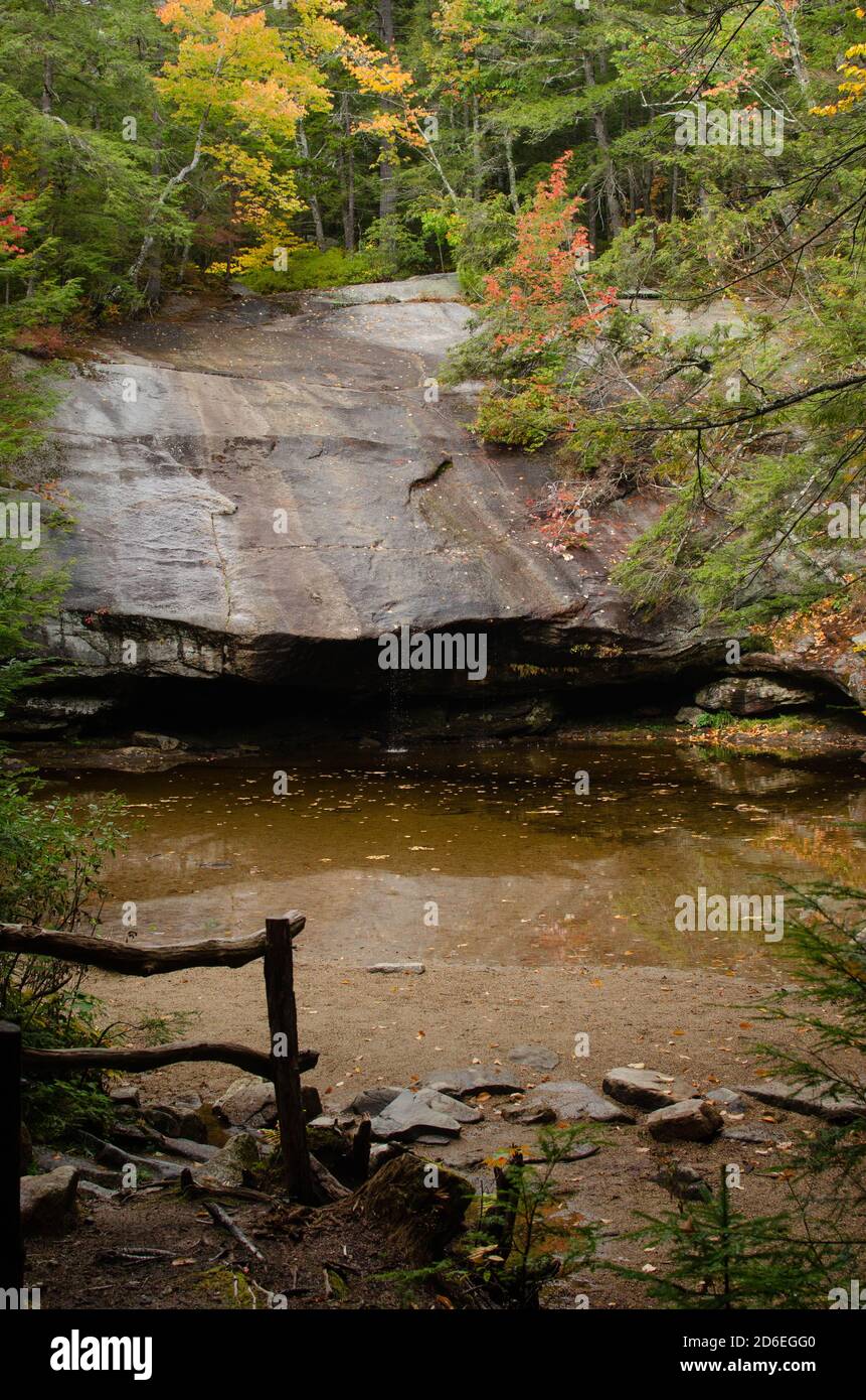 Abgelegener Wasserfall im Wald Stockfoto