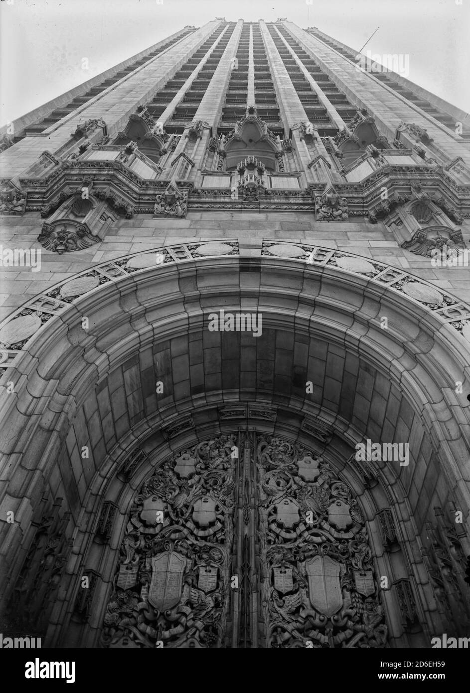 Blick auf die oberen Stockwerke vom Eingang zum Tribune Tower an der 435 North Michigan Avenue, in Chicago, Illinois, um 1925. Stockfoto