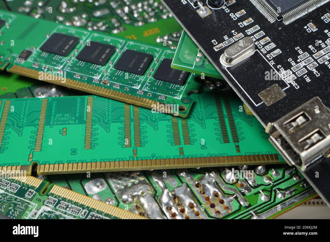 Große Nahaufnahme. RAM-Module, die hauptsächlich als Hauptspeicher in PCs, Workstations und Servern verwendet werden. Stockfoto